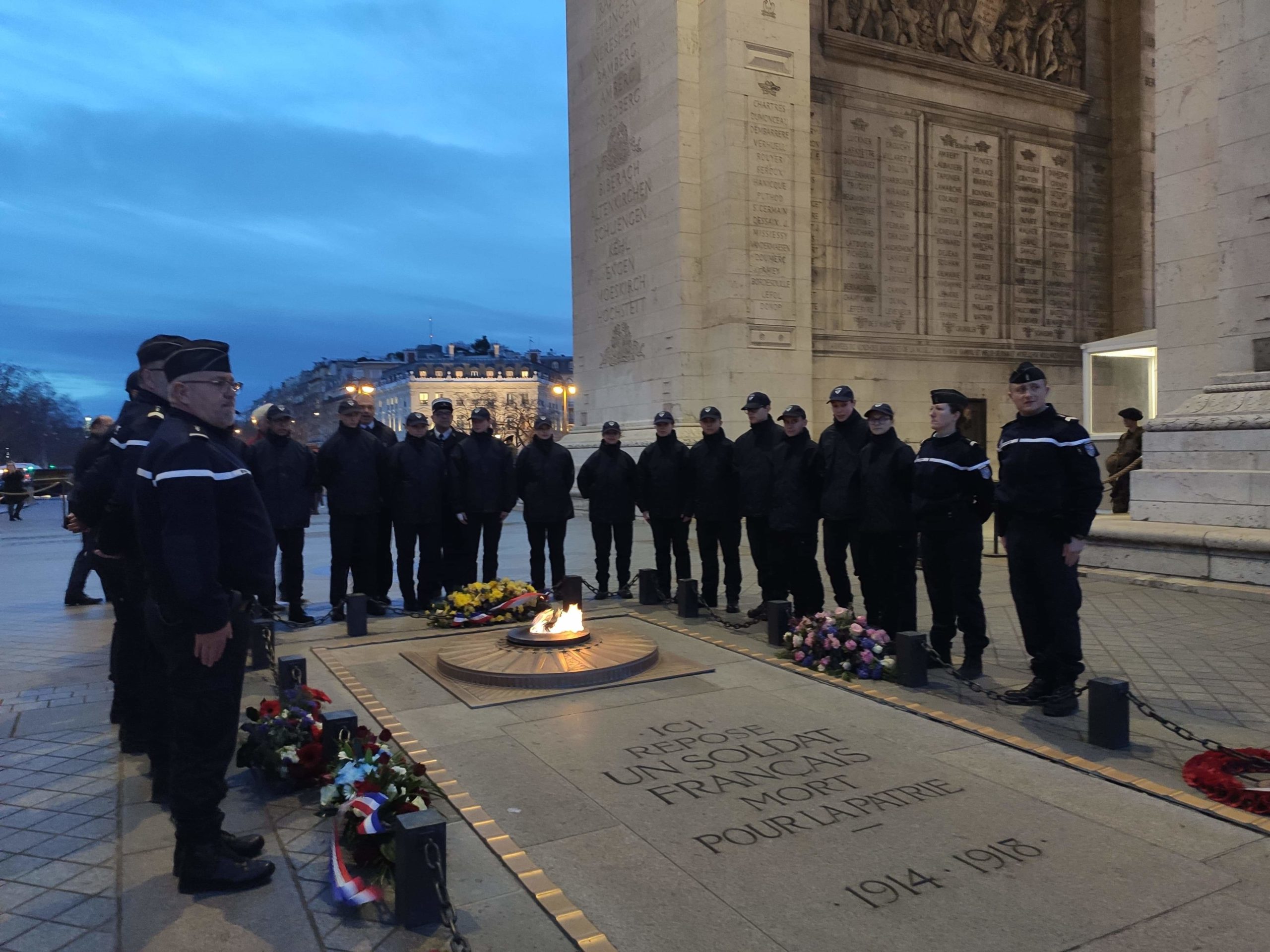 Cadets de la Gendarmerie de la Somme à la flamme du Soldat Inconnu, Arc de Triomphe