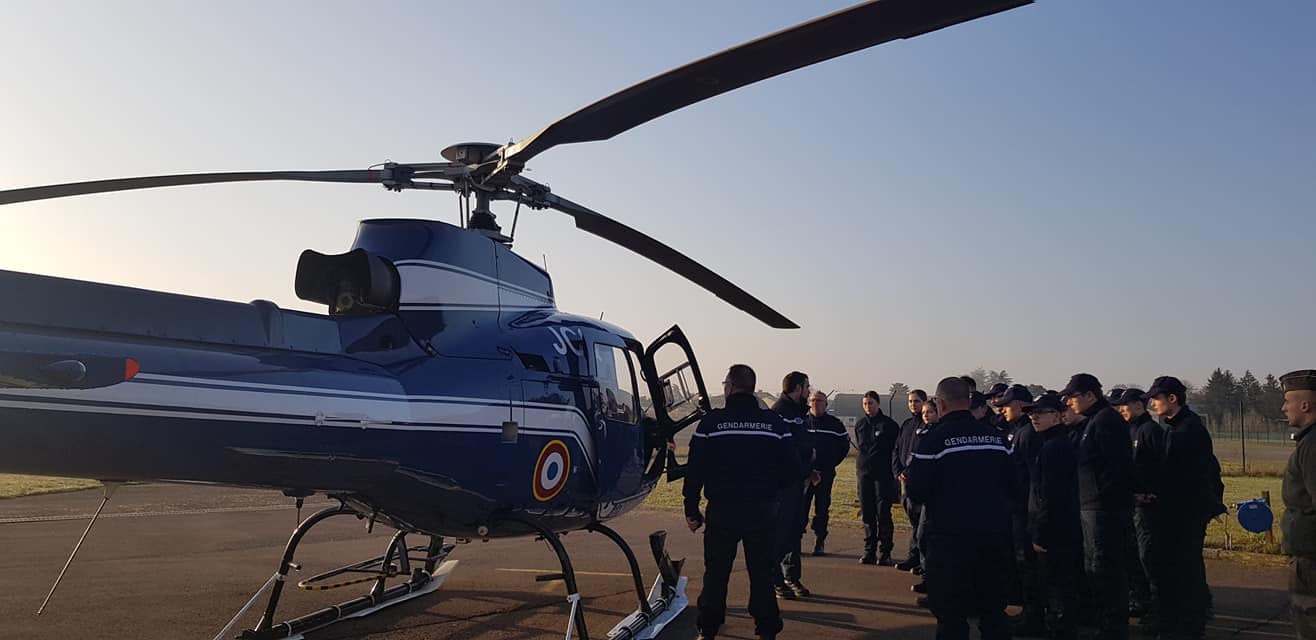 Cadets de la Gendarmerie de la Somme devant un hélicoptère de la Gendarmerie Nationale